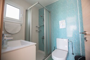 Ein Badezimmer mit Badewanne, Toilette und Duschkabine.