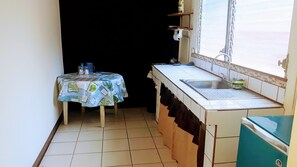 Cookware/dishes/utensils