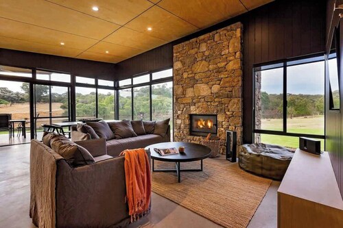 Artisan Koorabin—Lakeside Luxe Retreat next to Spa