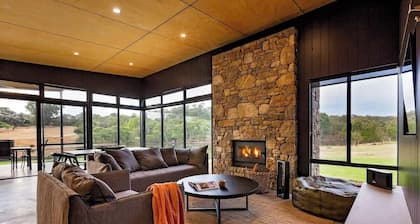 Artisan Koorabin—Lakeside Luxe Retreat next to Spa