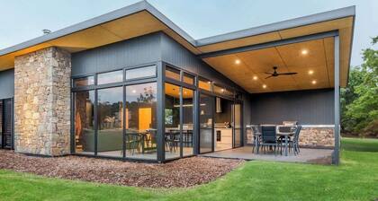 Artisan Koorabin—Lakeside Luxe Retreat next to Spa