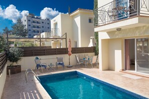 Outdoor pool, pool loungers - Villa Carly, Modern 3BDR Pernera Villa with Pool, Very Close to the Beach (Pernera)