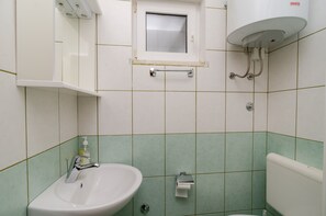 Een douche, een haardroger, handdoeken