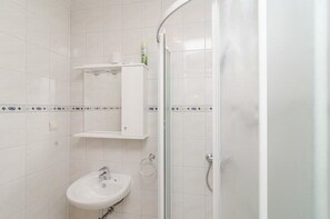 Douche, sèche-cheveux, serviettes fournies