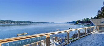 Hood Canal waterfront five bedrooms hottub watercrafts boat launch Olympic view