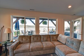 TV connectée, cheminée, livres