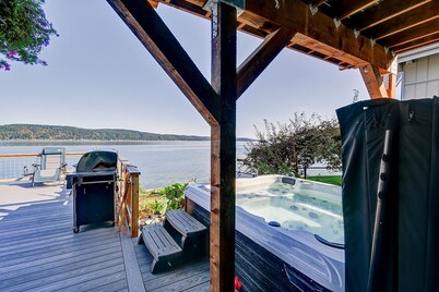 Hood Canal waterfront five bedrooms hottub watercrafts boat launch Olympic view