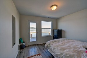 5 bedrooms, travel crib, bed sheets, wheelchair access