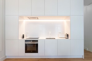 Jääkaappi, mikroaaltouuni, uuni, astianpesukone