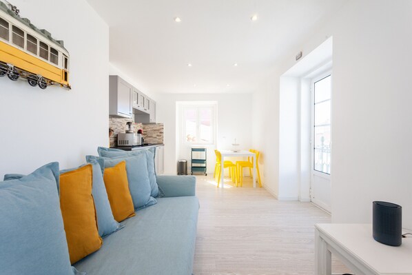 TV - FLH Ajuda Modern Apartment (Lisbon)