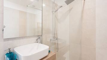 Shower, hair dryer, towels
