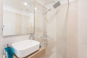Dusche, Haartrockner, Handtücher