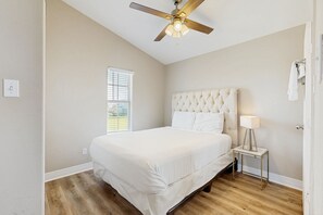 3 bedrooms, iron/ironing board, internet, bed sheets - Beautiful, spacious home with remodeled interior & full kitchen - close to beach (Galveston)