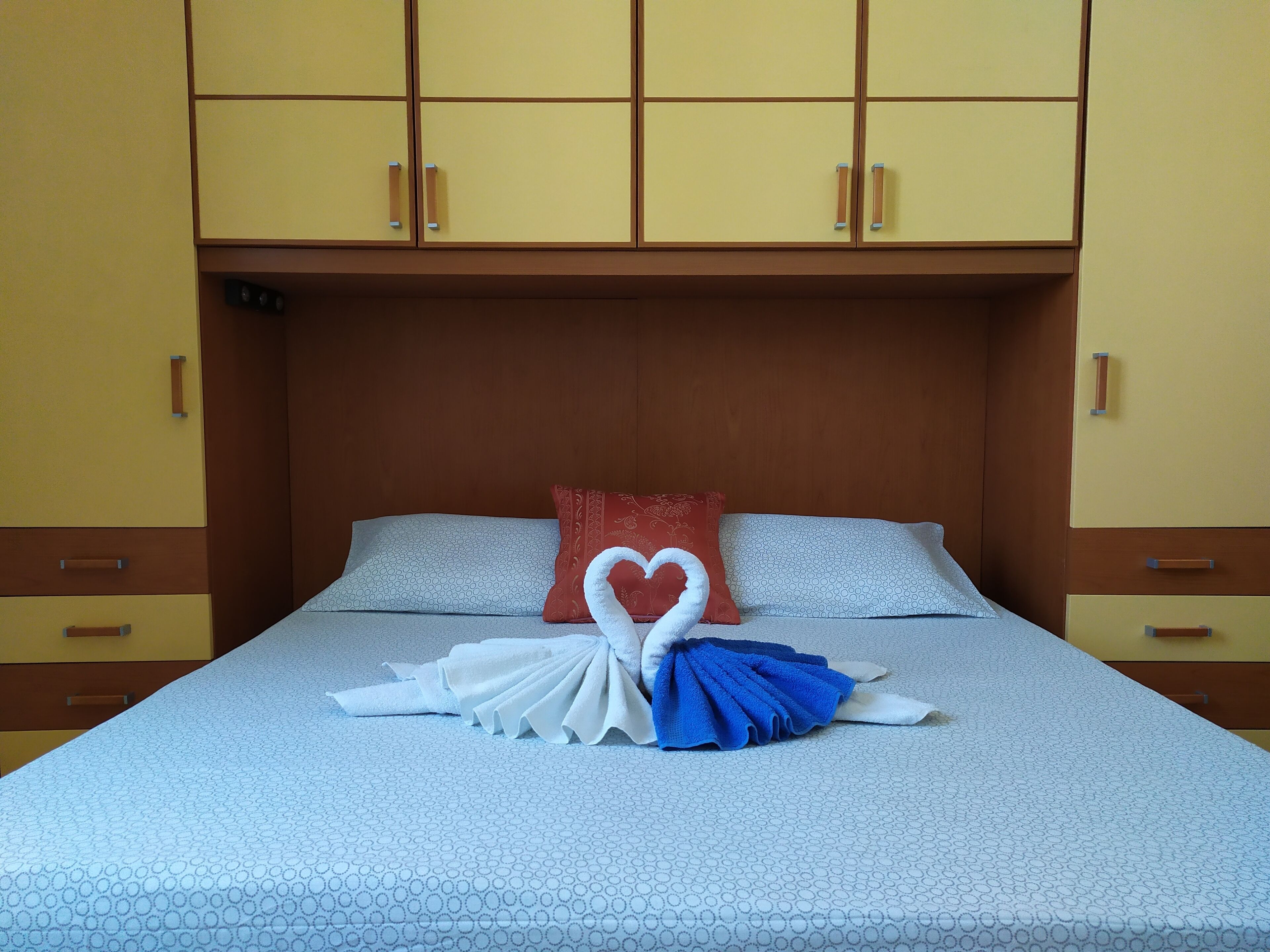 羽絨被、書桌、筆電工作空間、遮光布/窗簾