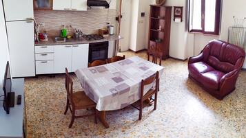 Refrigerador con freezer, horno, placa de cocina, cafetera expreso