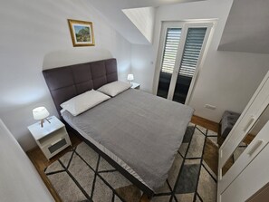 2 chambres, fer et planche à repasser, accès Internet, draps fournis