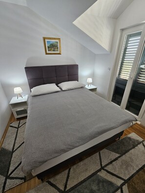 2 bedrooms, iron/ironing board, internet, bed sheets