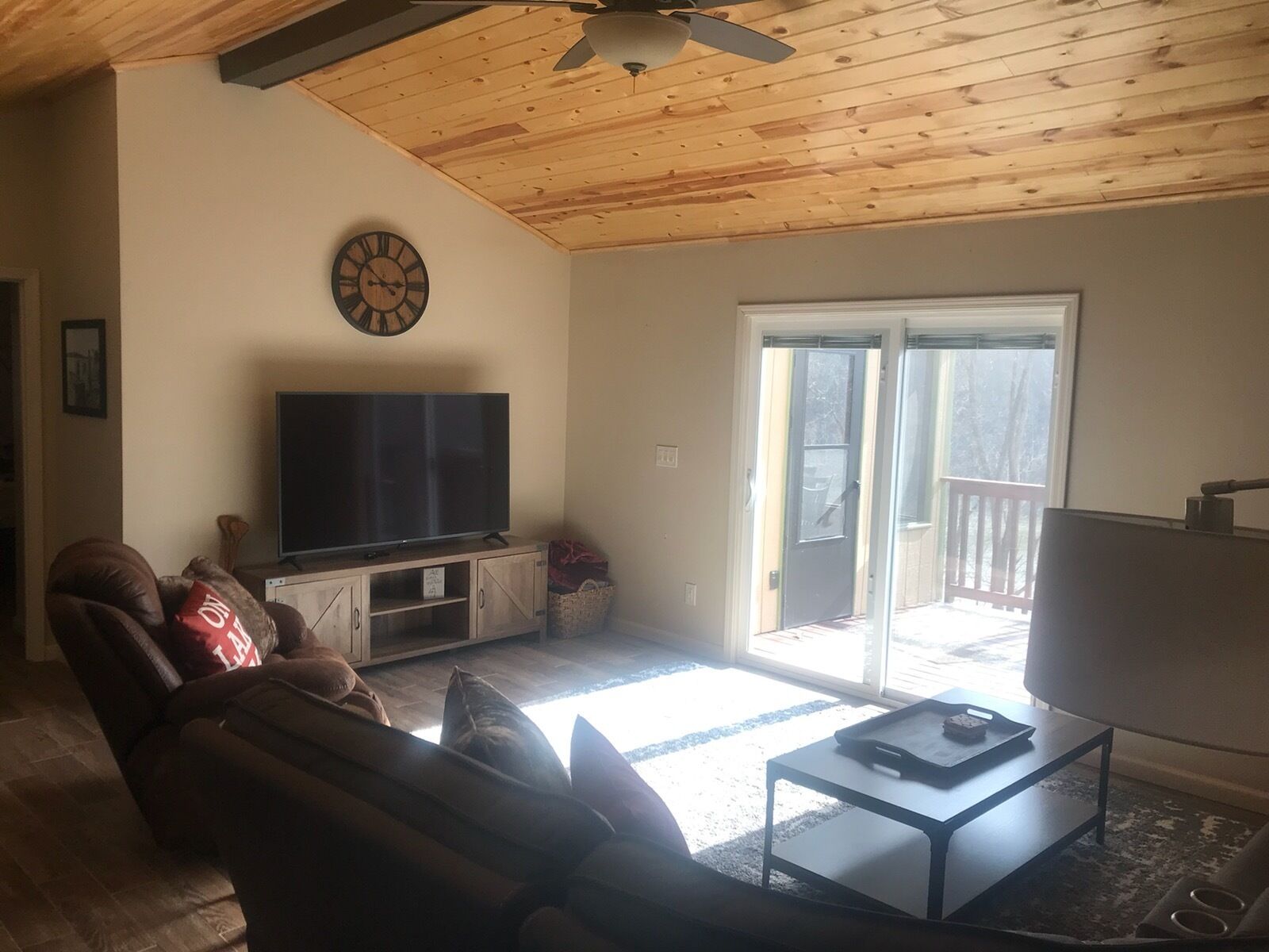 Spectacular lake view! Cozy updated lake front house, with kayaks, Pet Friendly!