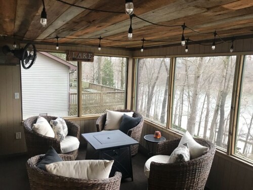 Spectacular Lake view!  Cozy lake front home w/Kayaks, Great Wifi, Pet Friendly!