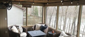 Spectacular Lake view!  Cozy lake front home w/Kayaks, Great Wifi, Pet Friendly!