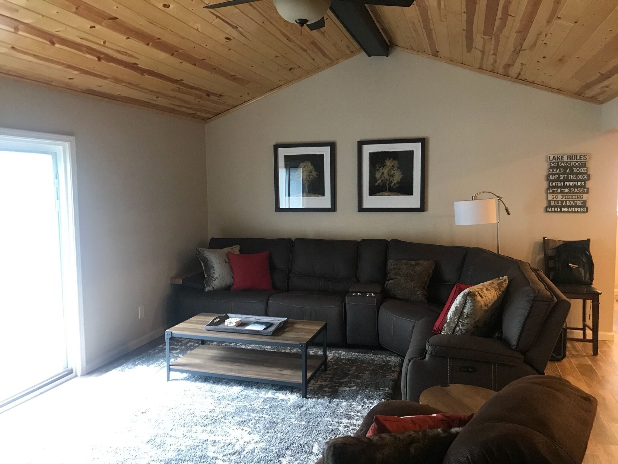 Spectacular lake view! Cozy updated lake front house, with kayaks, Pet Friendly!