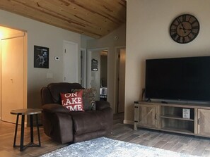 Smart TV, Hulu, DVD player, streaming services - Spectacular Lake view!  Cozy lake front home w/Kayaks, Great Wifi, Pet Friendly! (Falls of Rough)