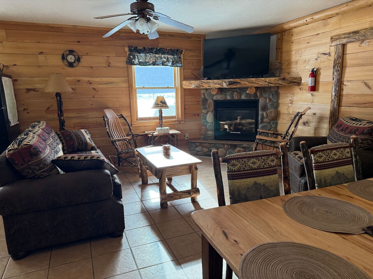 Televisión y chimenea 