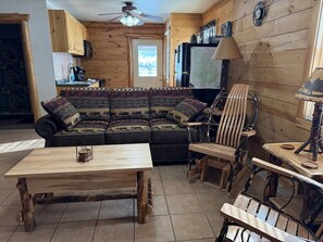 Una televisión, una chimenea