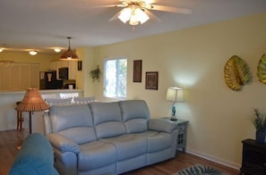 TV - The Colony III 204 - Walk to beach in Surfside Beach (Surfside Beach)