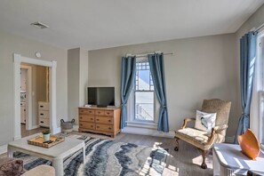 TV, video games, DVD player - Port Clinton Getaway - Walk to Beach & Restaurants (Port Clinton)