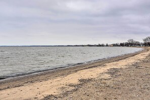 Beach nearby - Port Clinton Getaway - Walk to Beach & Restaurants (Port Clinton)