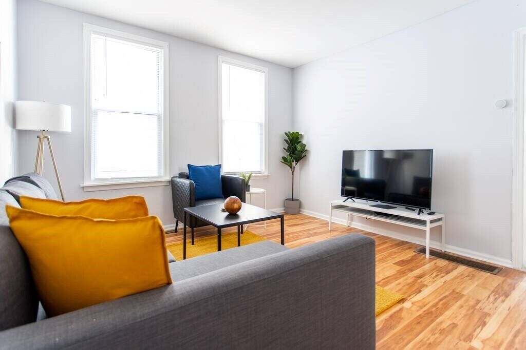 Una Smart TV, una mesa de tenis de mesa