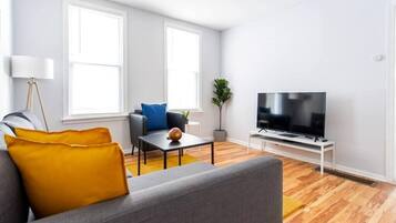 Una Smart TV, una mesa de tenis de mesa