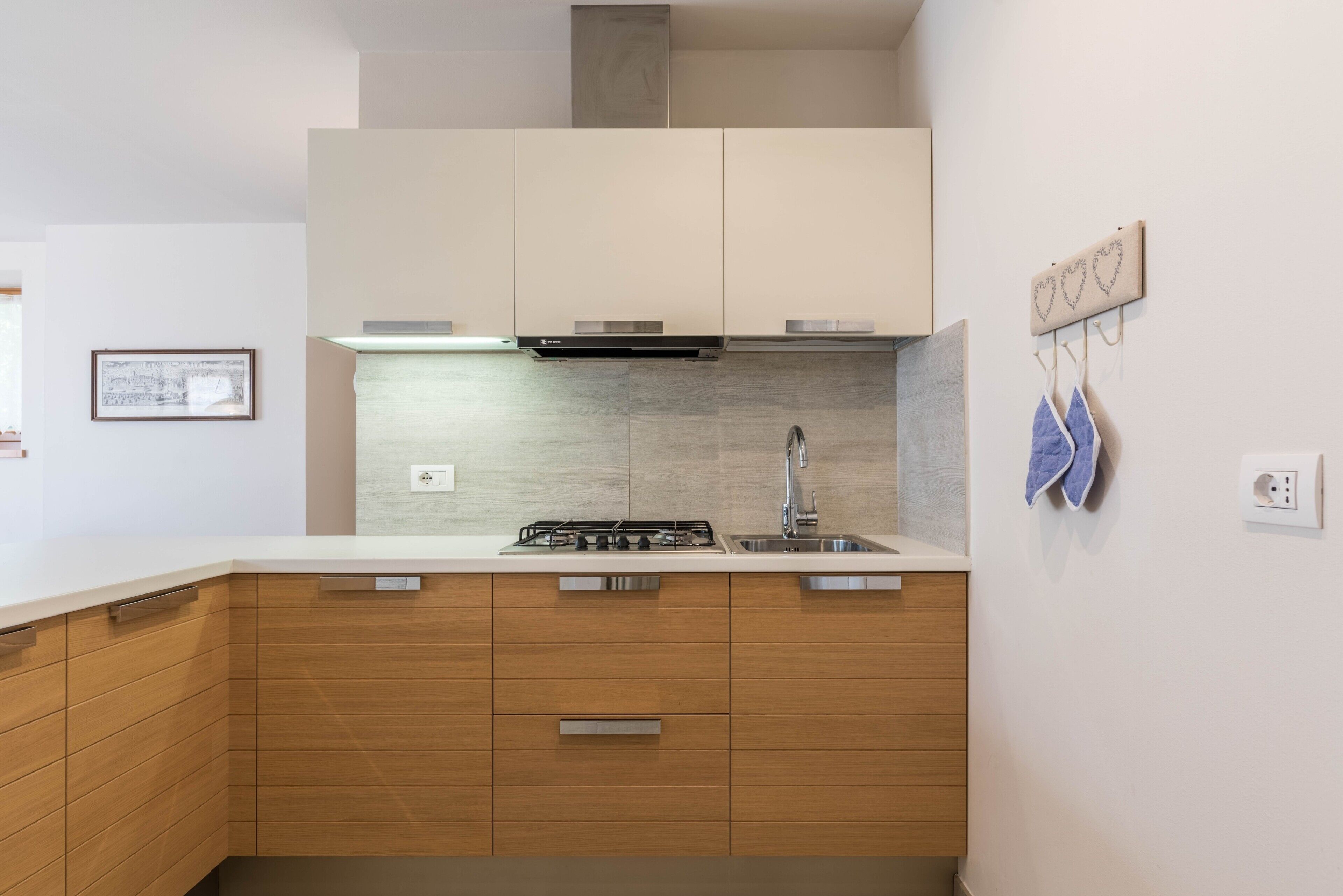 Réfrigérateur, four, plaque de cuisson, bouilloire électrique