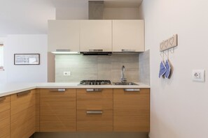 Fridge, oven, stovetop, electric kettle - Cozy Apartment "Casa Weekend" with Lake and Mountain Views and Wi-Fi (Novella)