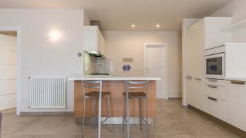 Réfrigérateur, four, plaque de cuisson, bouilloire électrique