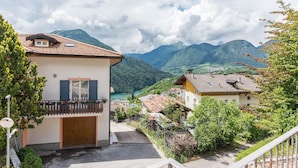 Ein Wohngebiet mit Häusern, einem Balkon und einem Berg im Hintergrund.