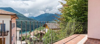Accogliente appartamento "Casa Weekend" con vista sul lago, sulle montagne e Wi-Fi