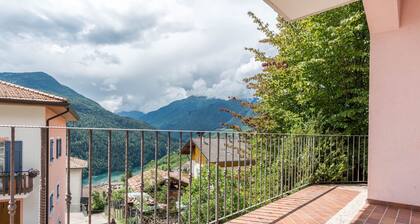 Cozy Apartment "Casa Weekend" with Lake and Mountain Views and Wi-Fi