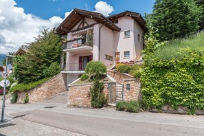 Exterior - Cozy Apartment "Casa Weekend" with Lake and Mountain Views and Wi-Fi (Novella)