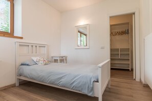 1 habitación, tabla de planchar con plancha, wifi gratis y ropa de cama 