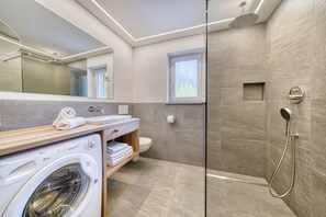 Douche, sèche-cheveux, serviettes fournies
