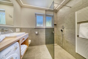 Shower, hair dryer, towels - Apartment "Boznermüllerhof-Geranie" with Wi-Fi, Balcony and View into Nature (Vöran)