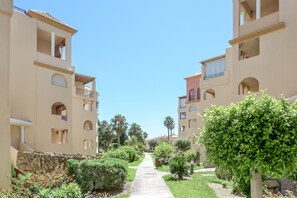 Property grounds - Holiday Apartment "Jardines de Zahara" with Pool, Balcony, Mountain and Sea View (Zahara de los Atunes)