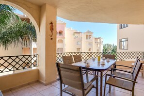 Outdoor dining - Holiday Apartment "Jardines de Zahara" with Pool, Balcony, Mountain and Sea View (Zahara de los Atunes)