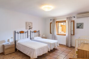 6 bedrooms, iron/ironing board, WiFi, bed sheets
