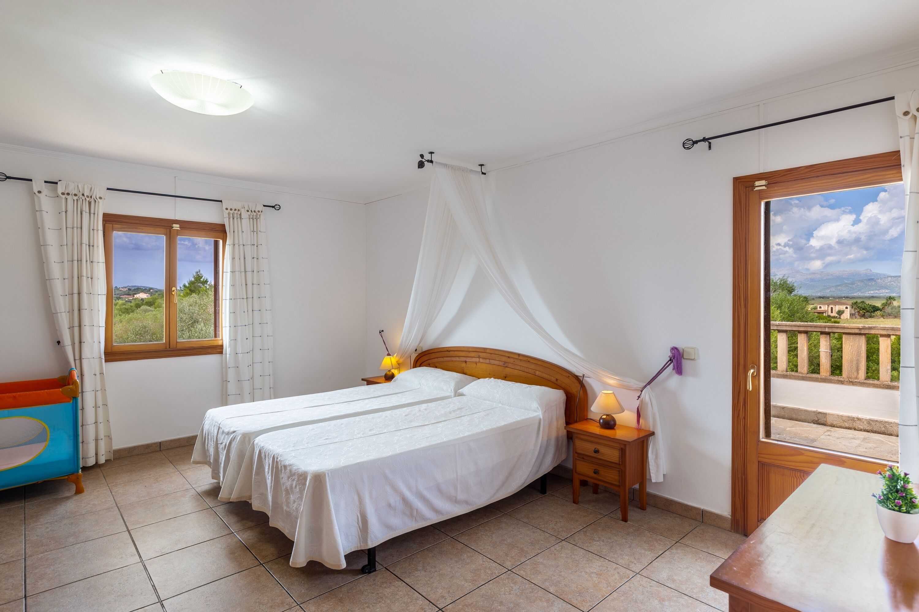 6 slaapkamers, een strijkplank/strijkijzer, wifi, beddengoed