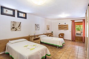 6 bedrooms, iron/ironing board, WiFi, bed sheets