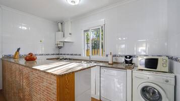 Køleskab, mikrobølgeovn, kogeplade, opvaskemaskine