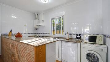 Kjøleskap, mikrobølgeovn, kokeplater og oppvaskmaskin